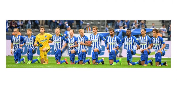 Hertha BSC Berlin kniet - Faktum Magazin