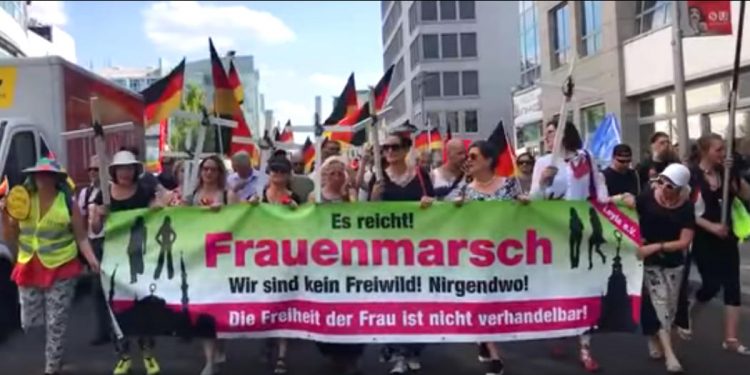 Frauenmarsch zum Kanzleramt - Juni 2018 - Faktum Magazin